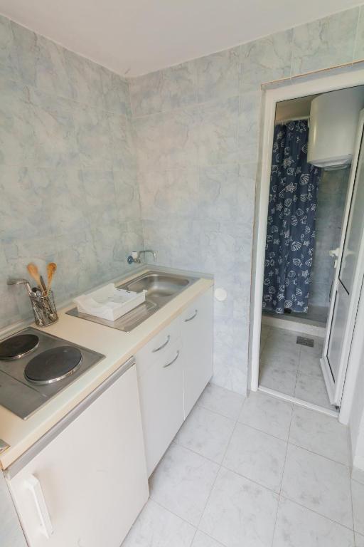 Kuchyň nebo kuchyňský kout v ubytování Rooms Molabeciri