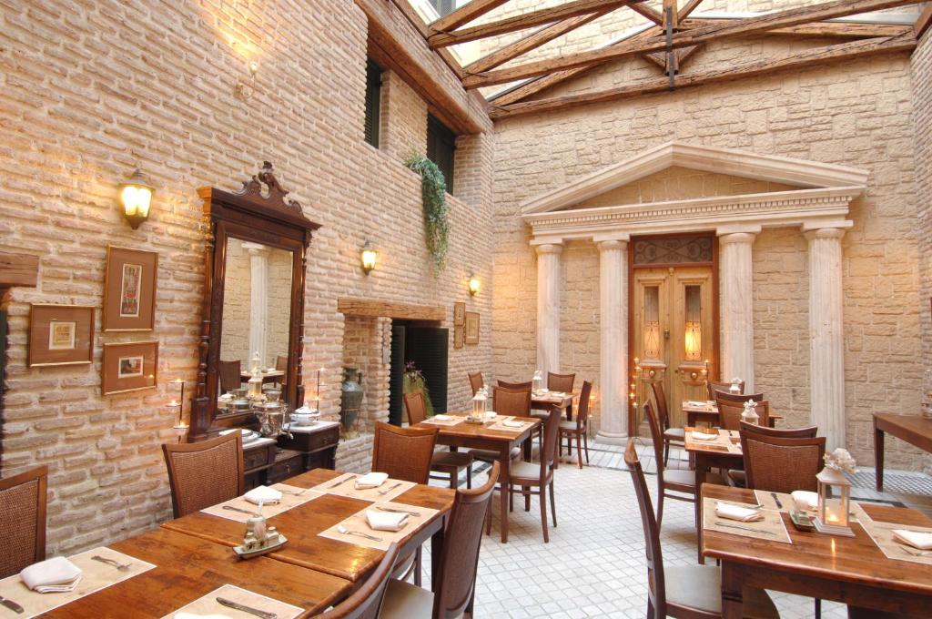 A restaurant or other place to eat at Byzantino Hotel