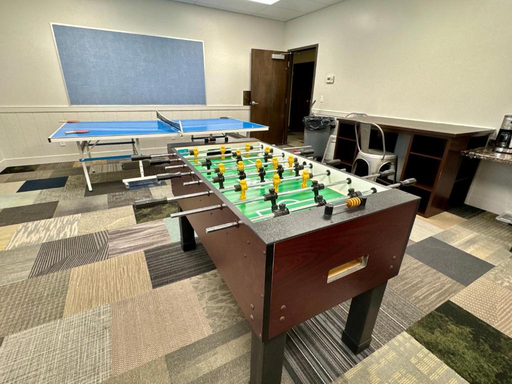 Stolní tenis v ubytování Utah Prep Basecamp nebo okolí