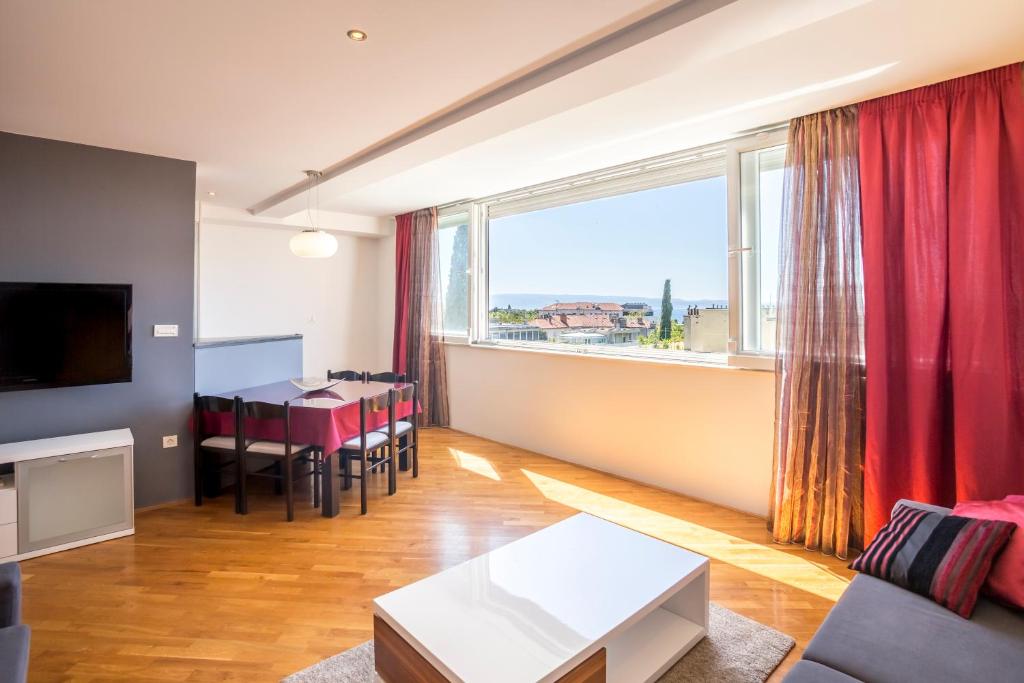sala de estar con mesa y ventana grande en Dreams Apartment Bacvice en Split