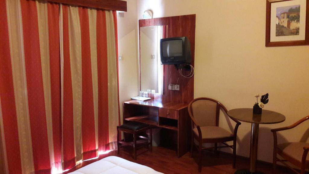 TV a/nebo společenská místnost v ubytování Ekali Hotel