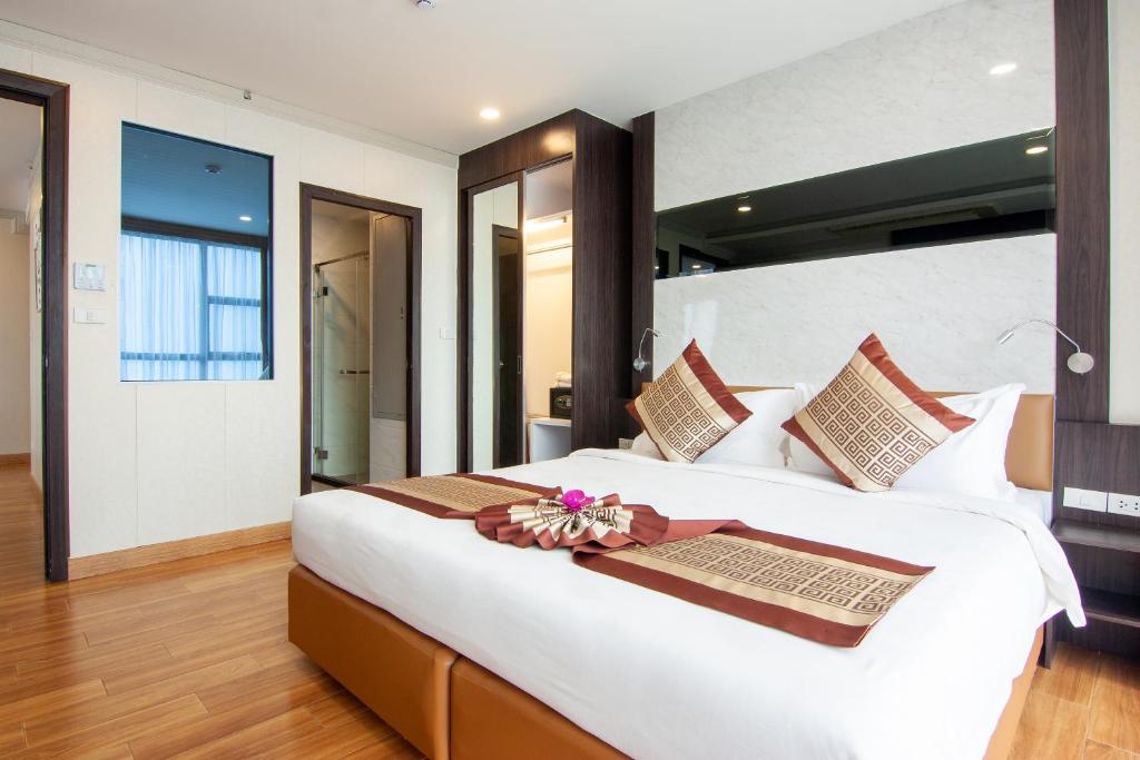 Postel nebo postele na pokoji v ubytování Golden Jomtien Beach Hotel