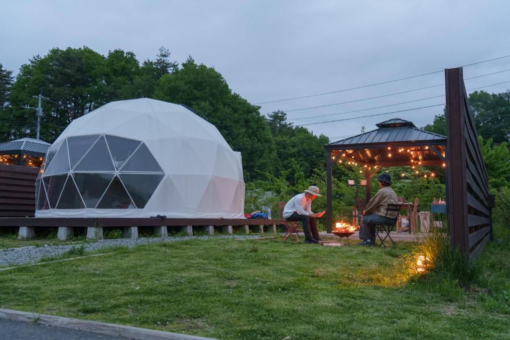 Vrt ispred objekta Glamping Resort Varie