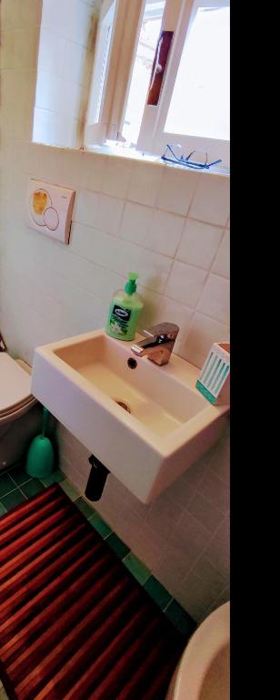 A bathroom at Casa del porticciolo