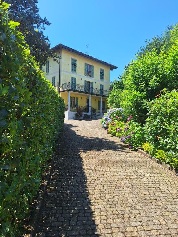 a cobblestone road in front of a building at Lake View Camelia Room at Villa Isabella Stresa Retreat Ages 6 plus in Stresa