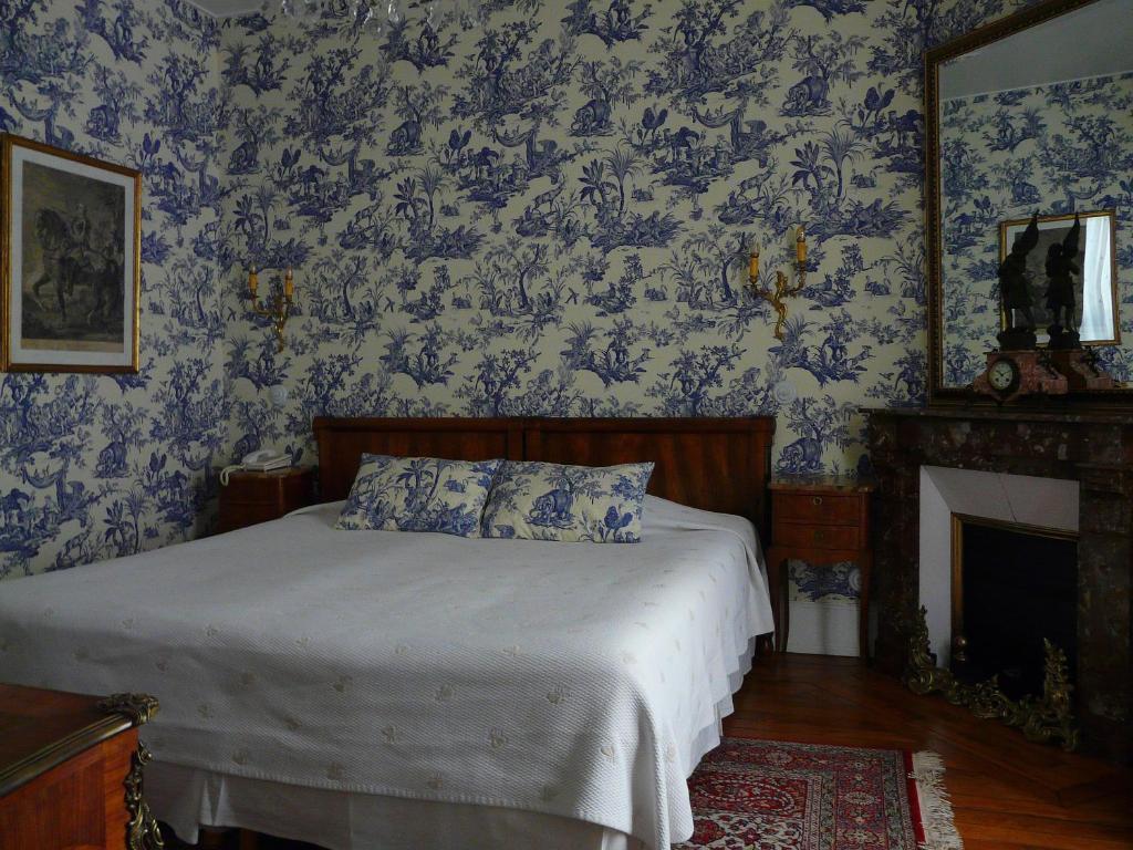 Postel nebo postele na pokoji v ubytování Hôtel de l'Abeille