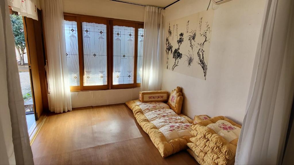 Posezení v ubytování Daoljae Hanok Pension