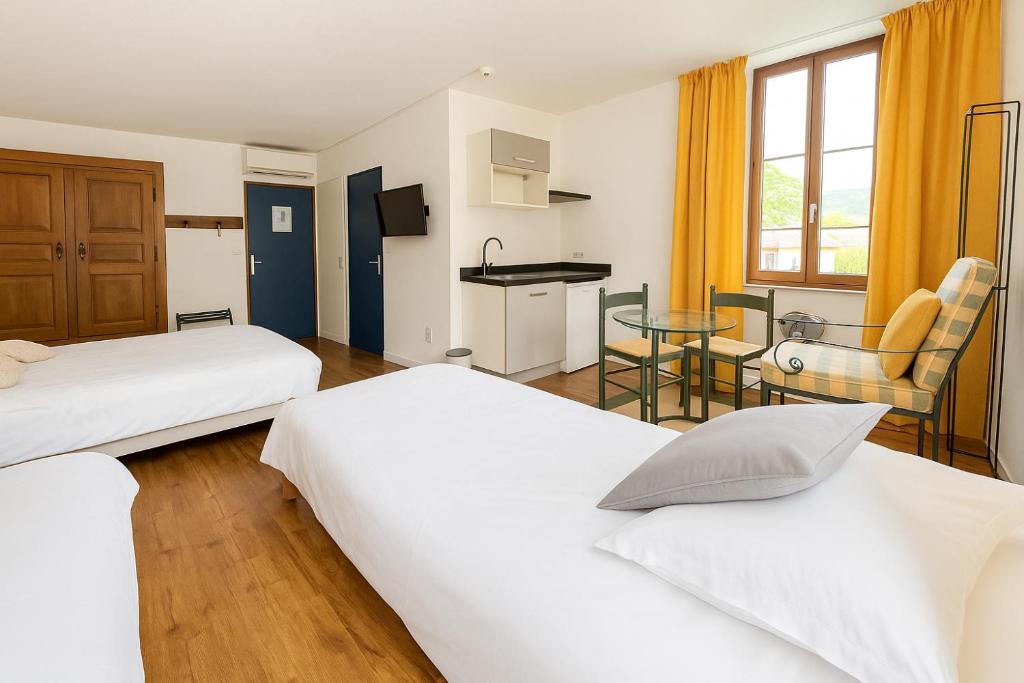 Postel nebo postele na pokoji v ubytování Hôtel de Genève et Restaurant , Faverges-Seythenex
