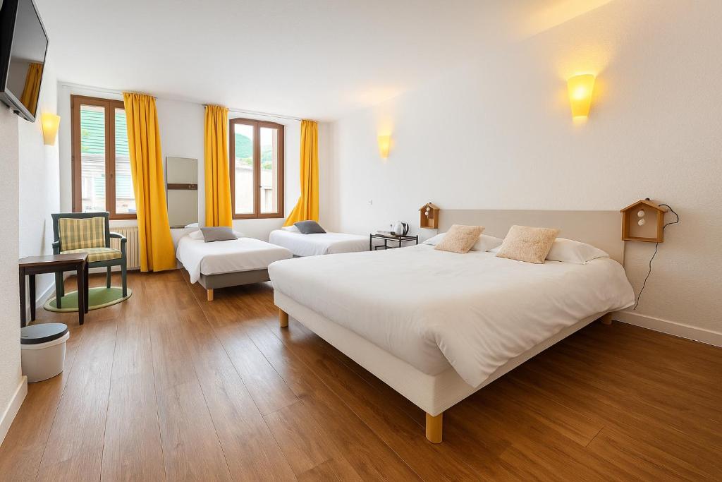 Postel nebo postele na pokoji v ubytování Hôtel de Genève et Restaurant , Faverges-Seythenex