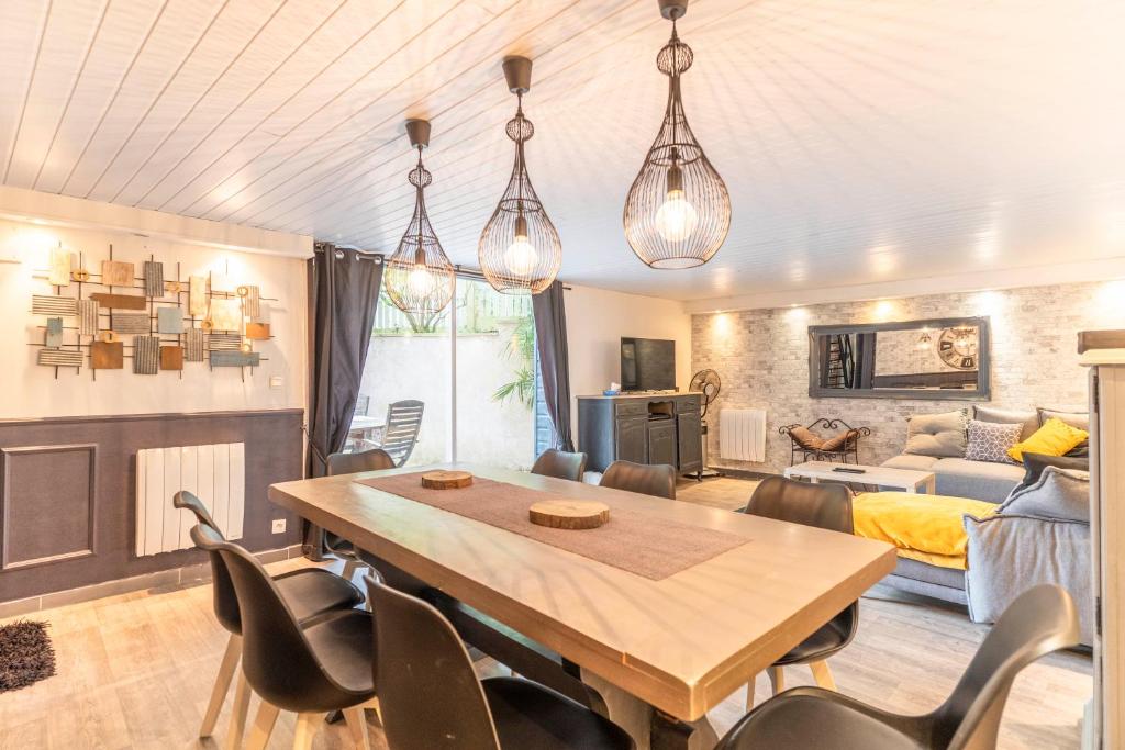 un salon avec une table et des chaises en bois dans l'établissement Les Vagues Douces - Grande maison - Plage 600m, à Fécamp