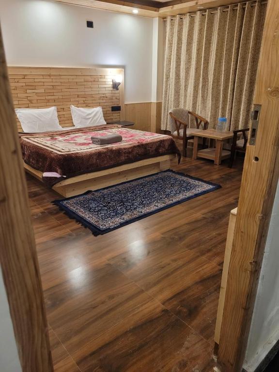 Postel nebo postele na pokoji v ubytování The Mountain Lodge Manali !! Scenic Mountain View ! Parking ! Restaurant ! Tasty Food ! Preferred Property