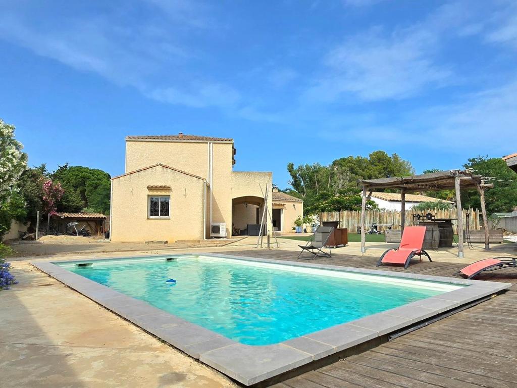 une piscine devant une maison dans l'établissement SORRA : Belle villa, piscine, jardin et plage à 5 minutes., au Grau-dʼAgde