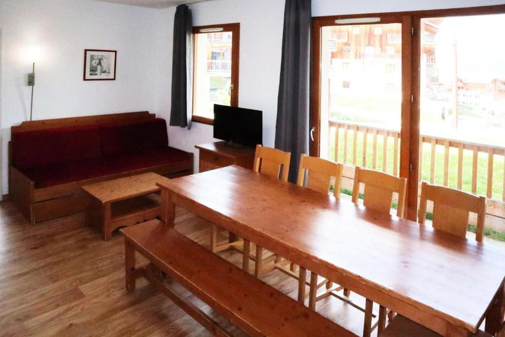 - un salon avec des tables en bois et un canapé dans l'établissement Les Chalets De Bois Mean - Appartement 3 pièces pour 8 personnes Les Orres 1800 MAE-0964, aux Orres