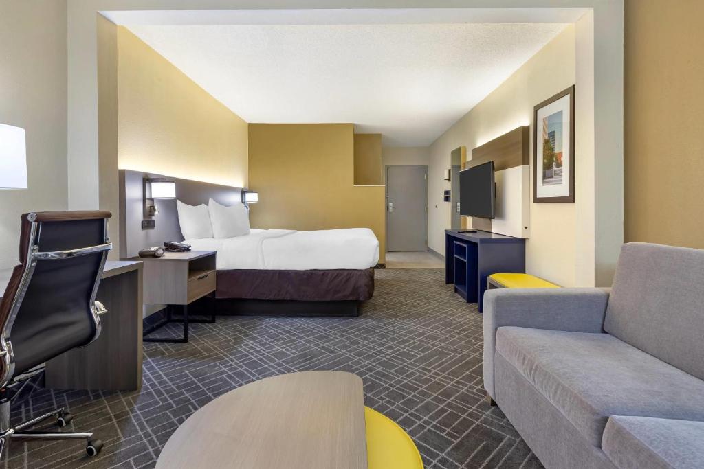 Comfort Suites Hanes Mall photo