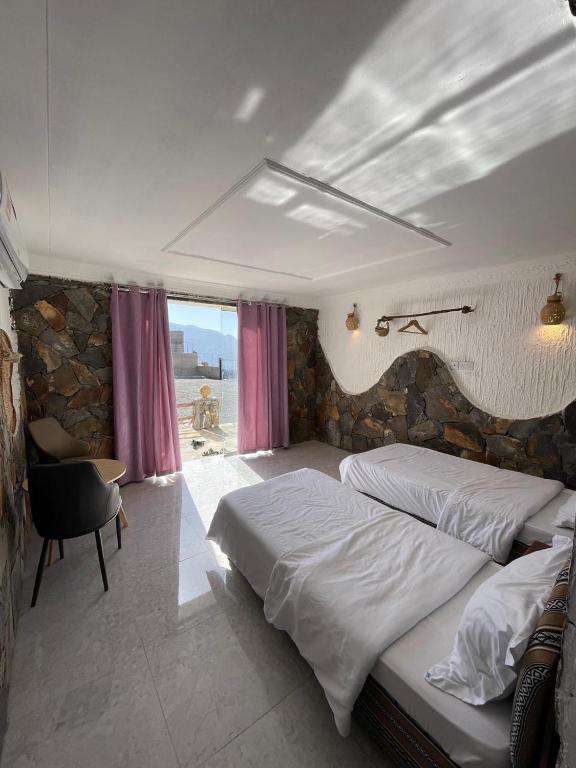 Postel nebo postele na pokoji v ubytování Balcony walk rest house Jabal shams