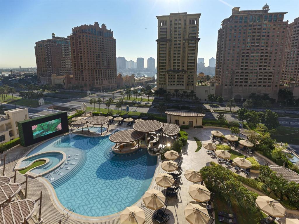 Bazén v ubytování Hilton Doha The Pearl nebo v jeho okolí