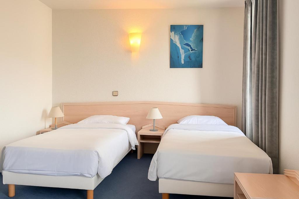 Postel nebo postele na pokoji v ubytování Hôtel de Genève et Restaurant , Faverges-Seythenex