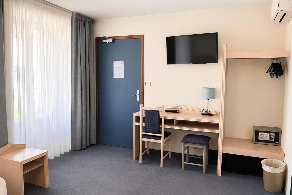 TV a/nebo společenská místnost v ubytování Hôtel de Genève et Restaurant , Faverges-Seythenex