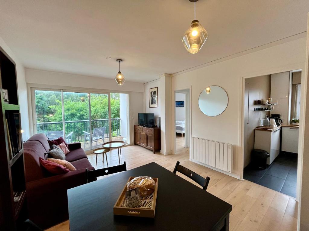 un salon avec un canapé et une table dans l'établissement Rue des Présidents - 2-4 pers - 300m de la mer, à Les Sables-dʼOlonne