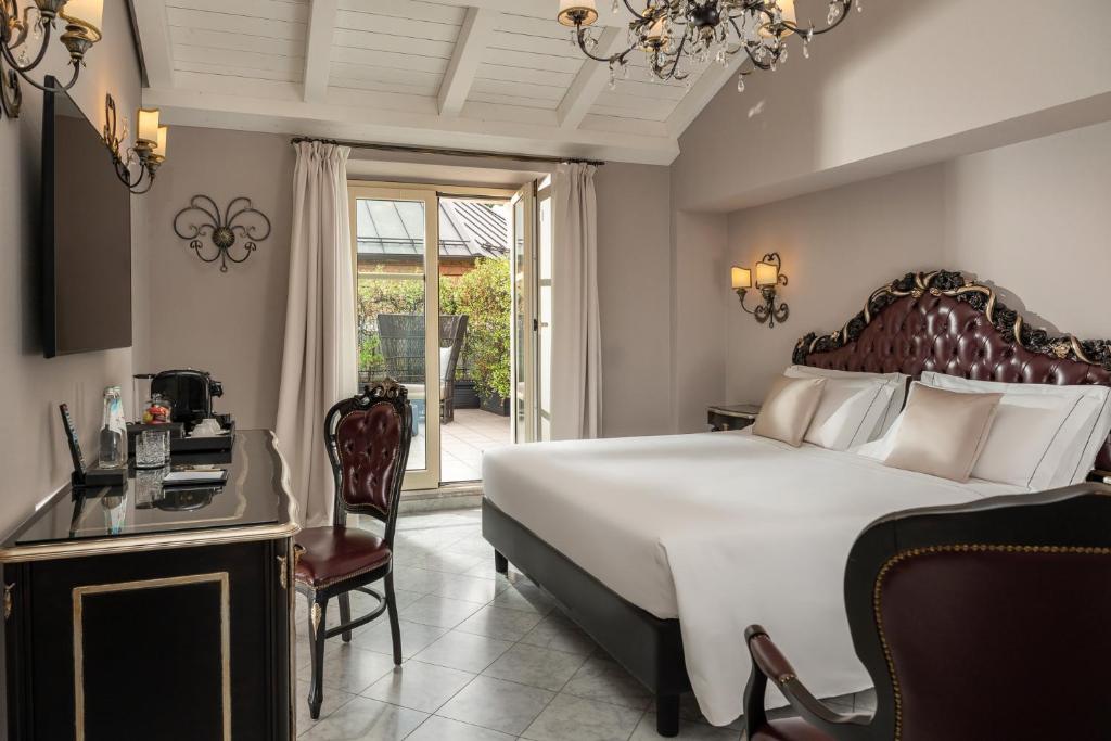 Postel nebo postele na pokoji v ubytování Grand Hotel di Parma | UNA Esperienze