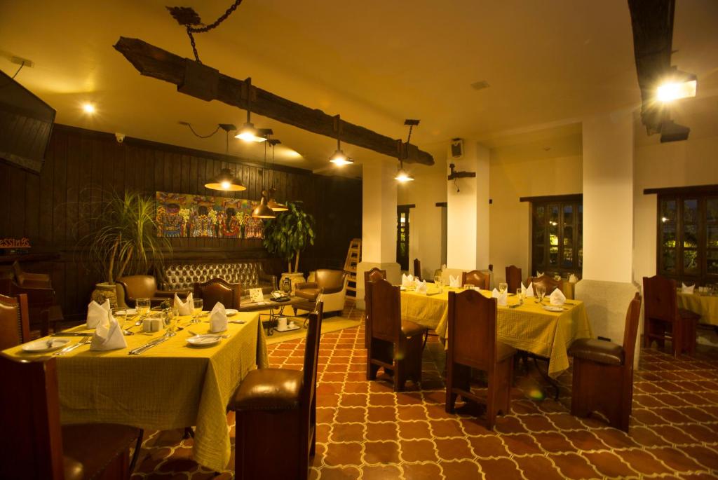 A restaurant or other place to eat at Los Olivos Boutique Hotel Antigua Guatemala