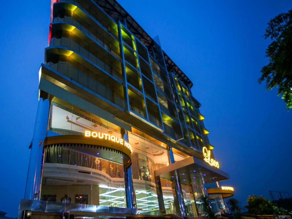 ein Gebäude mit einem Schild an der Seite in der Unterkunft Lace Boutique Hotel in Johor Bahru