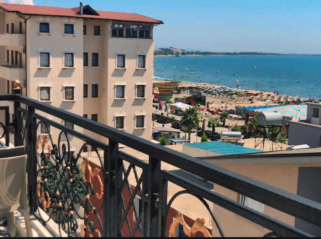 balcone con vista su una spiaggia e su edifici di Carpe Diem Apartments-Hotel a Shëngjin