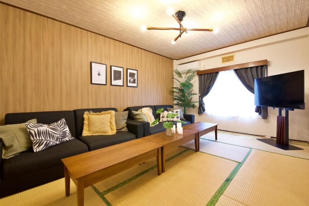 箱根町にある高風荘 Kofuso A棟Cのソファとテーブルのあるリビングルーム