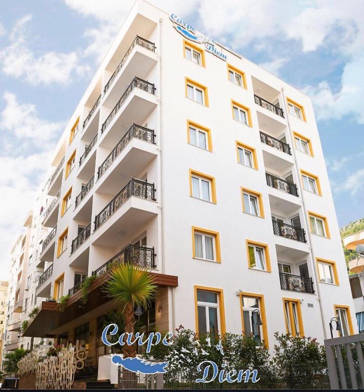 un edificio bianco con balconi di Carpe Diem Apartments-Hotel a Shëngjin