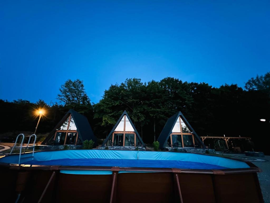 Bazén v ubytování A-frame Marisa Vadu Crisului nebo v jeho okolí