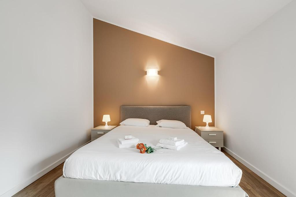 سرير أو أسرّة في غرفة في Viganello Modern Apartments