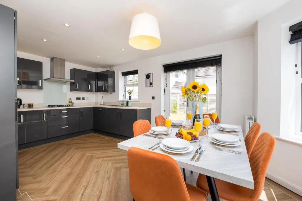 Large Modern Home, Free Parking, Families and Contractors Welcome