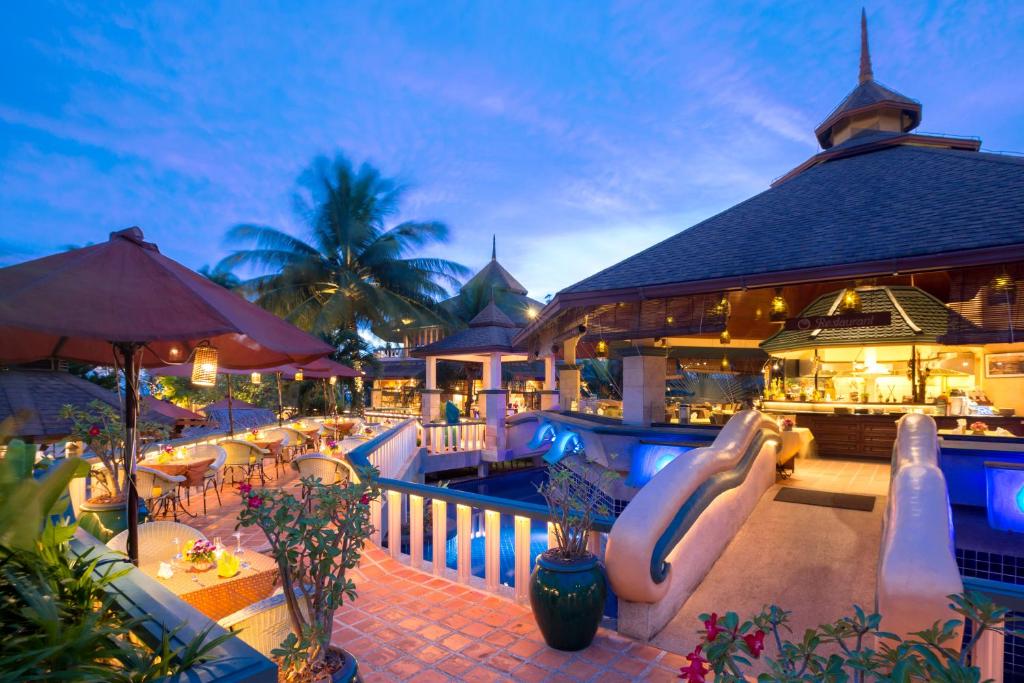 un complexe avec une piscine et un restaurant dans l'établissement Mangosteen Ayurveda & Wellness Resort - SHA Plus, à Rawai Beach