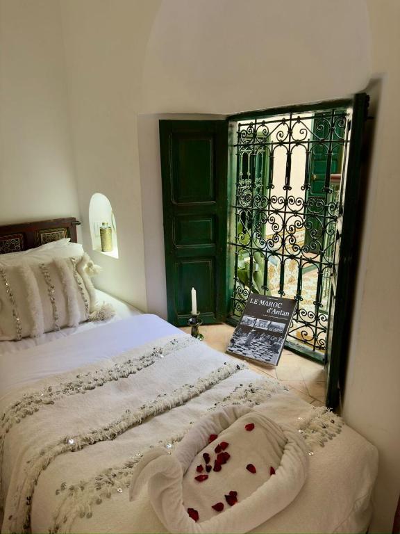 Postel nebo postele na pokoji v ubytování Riad Al Karama