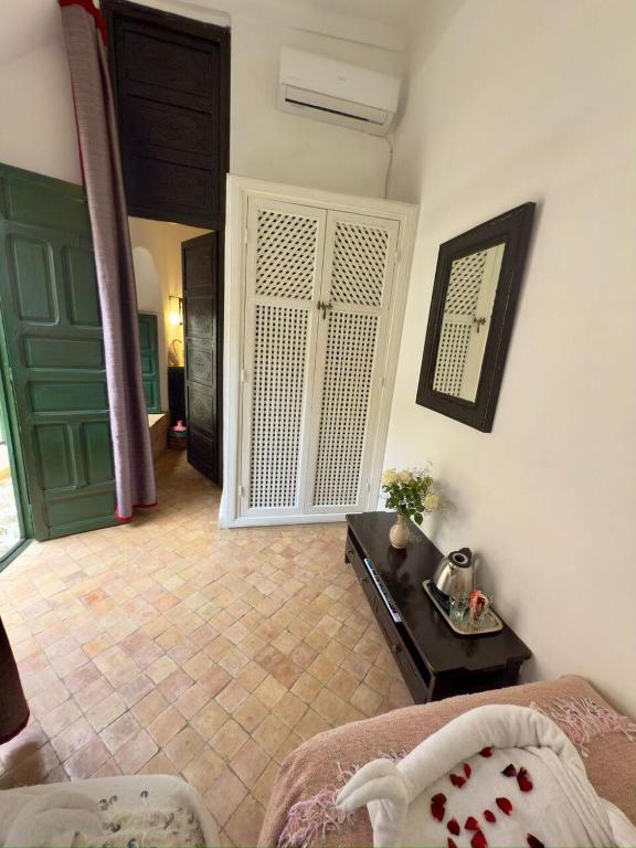 Postel nebo postele na pokoji v ubytování Riad Al Karama