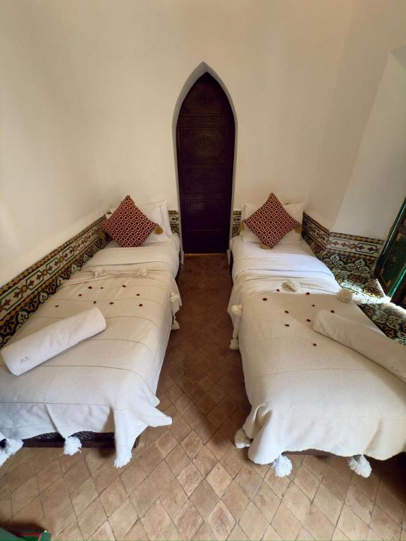 Postel nebo postele na pokoji v ubytování Riad Al Karama
