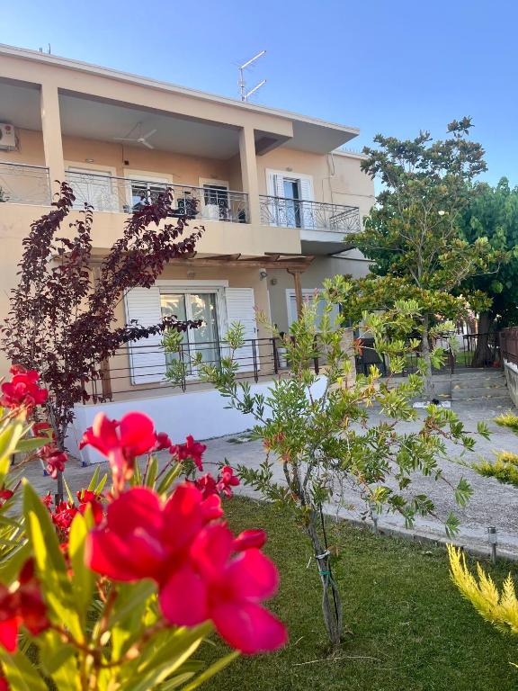 a building with red flowers in front of it at Ellegant apartment in Politika in Politika