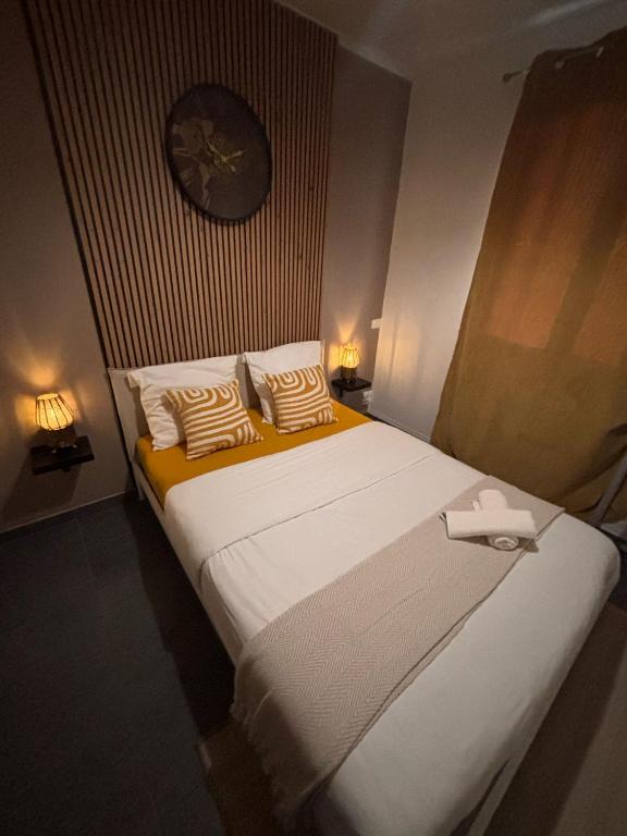 une chambre avec un grand lit blanc avec deux oreillers dans l'établissement HÔTEL ORION, à Rouen