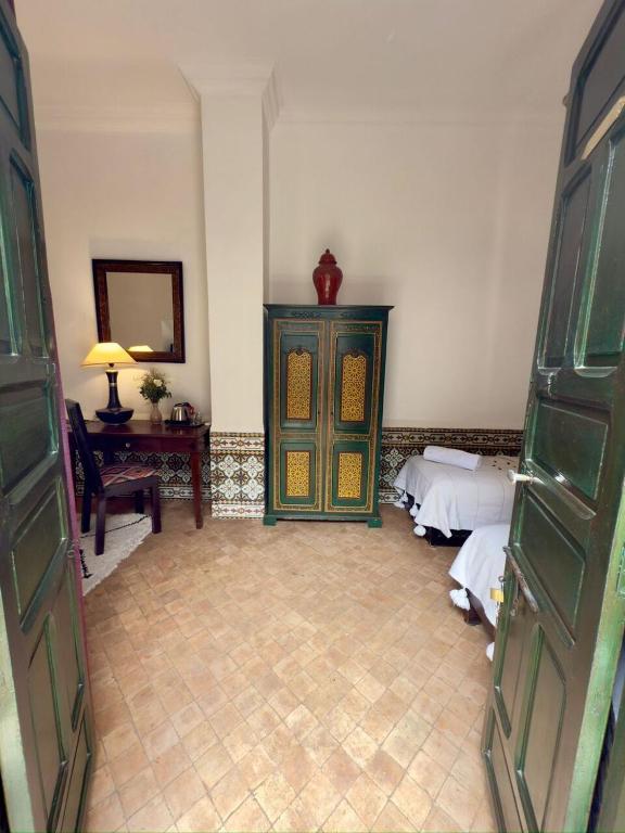 Postel nebo postele na pokoji v ubytování Riad Al Karama