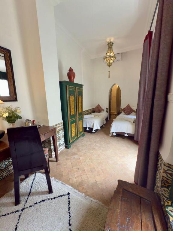 Postel nebo postele na pokoji v ubytování Riad Al Karama