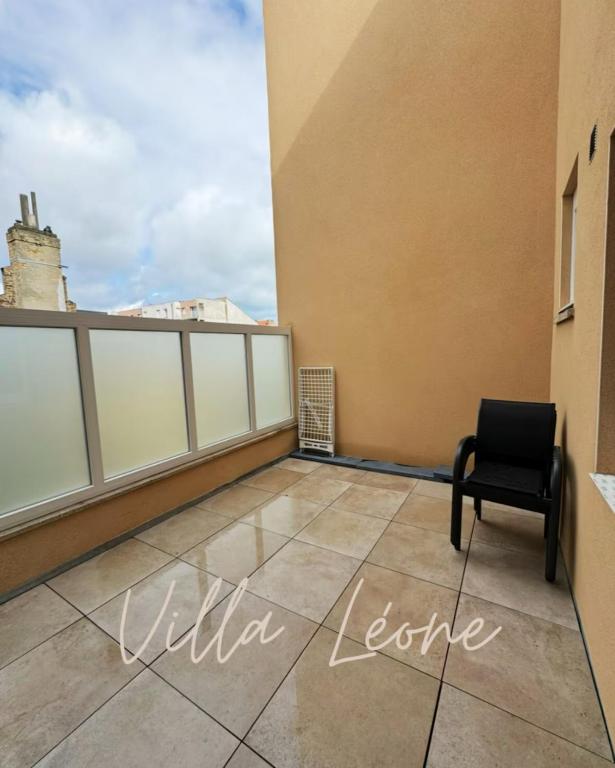 - un balcon avec une chaise dans un bâtiment dans l'établissement Villa Leone - Appart à 500m de la plage de Malo, à Dunkerque