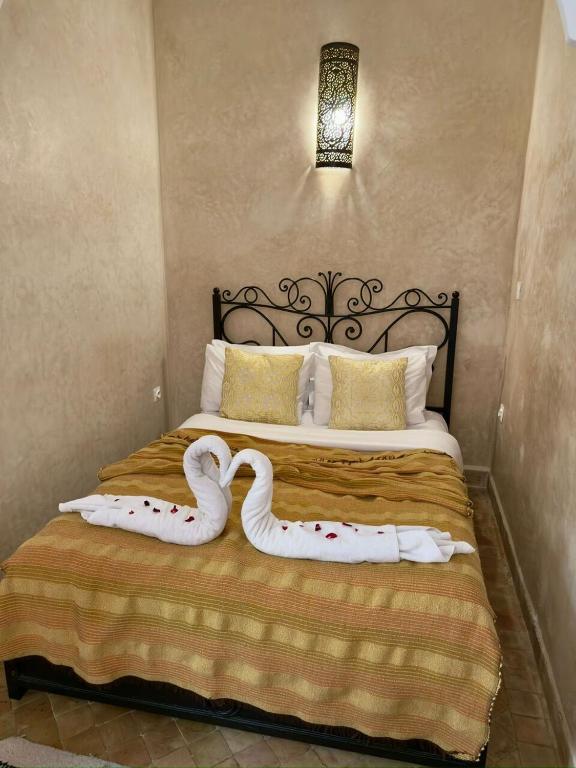 Postel nebo postele na pokoji v ubytování Riad Al Karama