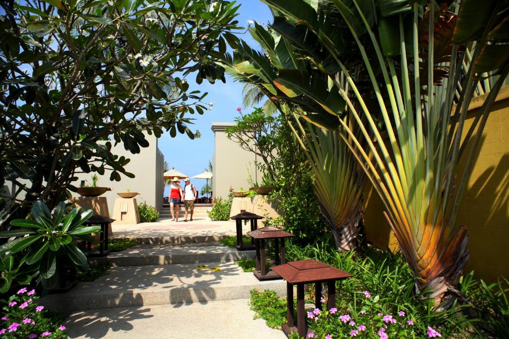 Zahrada ubytování Chongfah Resort Khao Lak - SHA Extra Plus