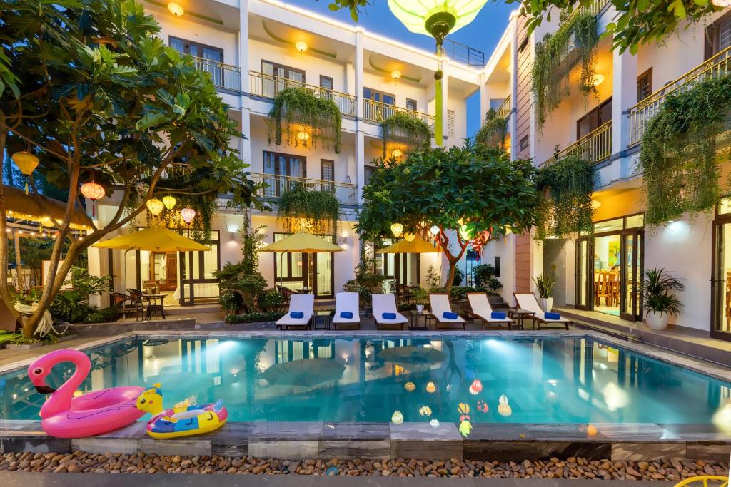 une image d'une piscine dans un hôtel dans l'établissement Blessing Villa Hoi An, à Hội An