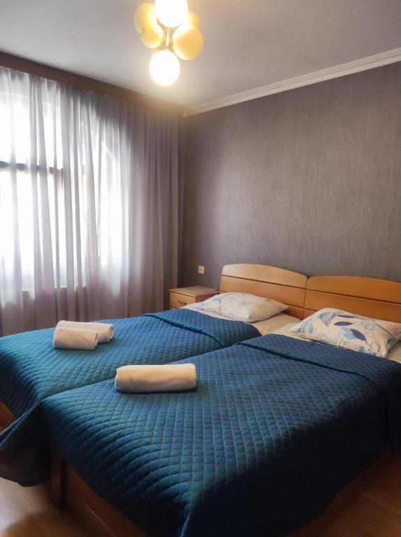 2 letti in una camera da letto con 2 asciugamani di Ushba House a Mestia