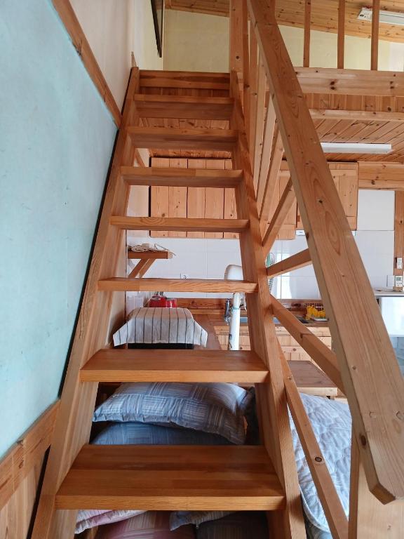 Palanda nebo palandy na pokoji v ubytování 무지개 펜션