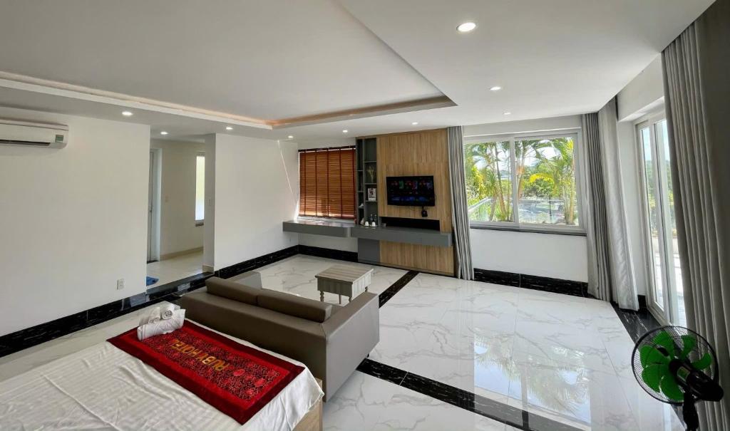 una sala de estar con un sofá y una mesa en Ruby Villa, en Nha Trang