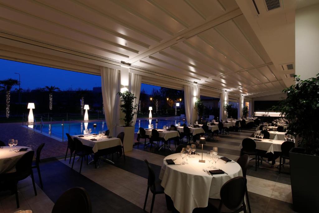 Reštaurácia alebo iné gastronomické zariadenie v ubytovaní MICHELINO 75 by the Sydney Hotel
