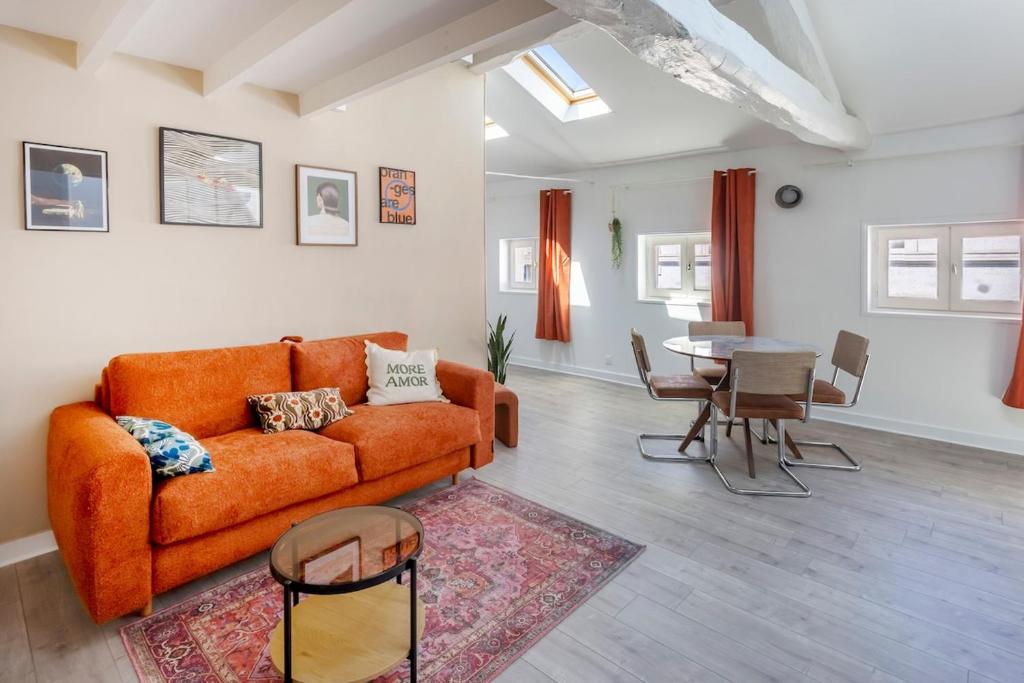 Posezení v ubytování Le Post-Rétro, hyper centre, avec parking gratuit et ascenseur