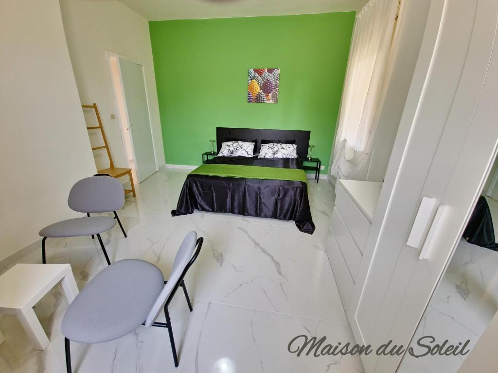 A bed or beds in a room at Maison du Soleil